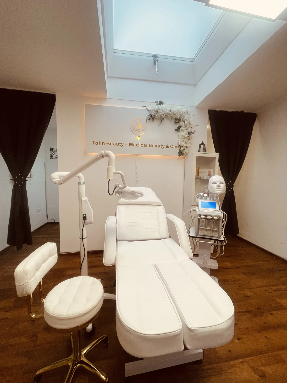 Behandlungsraum mit Behandlungsliege im Tolin Beauty Studio